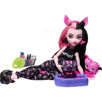 Monster High Creepover Party - Draculaura Doll 4 Monster High Creepover Party - Draculaura Doll - Image 4